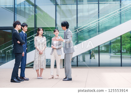 Business people chatting outdoors Business people chatting outdoors 125553914