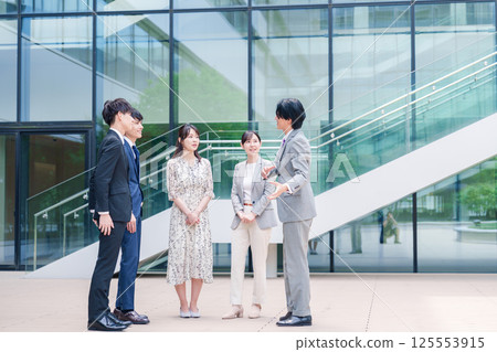 商界人士在戶外聊天 商界人士在戶外聊天 125553915