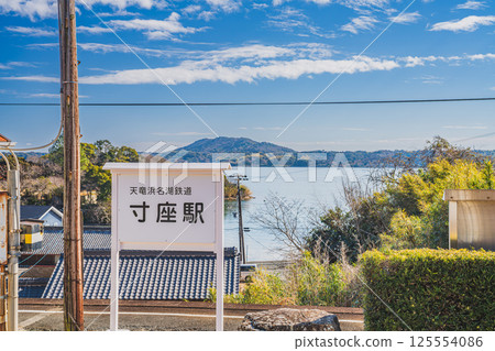 Lake Hamana as seen from Sunaza Station on the Tenryu Hamanako Railway in Hamamatsu City (Shizuoka Prefecture) 125554086