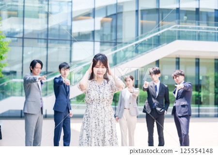 一位女商務人士在被同事指責後抱住頭 125554148