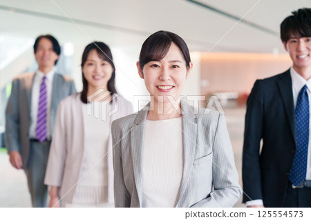 在強大的女性領導下工作的商人 125554573