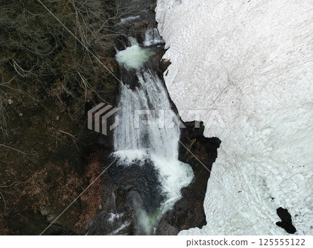湯濱嶺的空中景觀，殘雪未盡 125555122