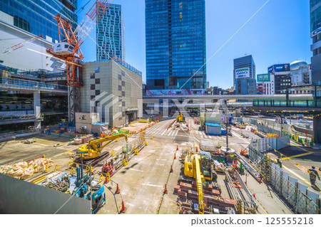 日本東京城市景觀西出口關閉。新的西口入口走廊將位於建築物的左側…再見,澀谷站西口 日本東京城市景觀西出口關閉。新的西口入口走廊將位於建築物的左側…再見,澀谷站西口 125555218
