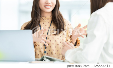兩個女商人開會 兩個女商人開會 125556414