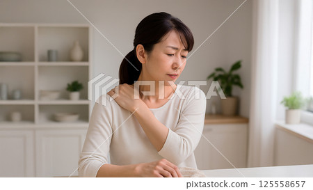 類似照片的素材:一名女子痛苦地摀著肩膀 類似照片的素材:一名女子痛苦地摀著肩膀 125558657