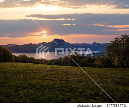 Peaceful autumn Alps mountain lake. Sunrise view to Traunsee lake, Gmundnerberg, Altmunster am Traunsee, Upper Austria. 125558750