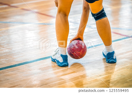 Handball, player holding ball, team indoor sport 125559495