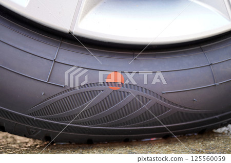 Red mark on tire 01 125560059