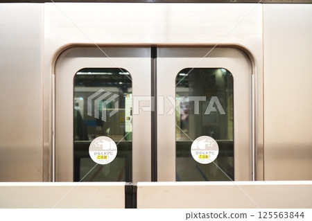 車內燈光熄滅的火車 125563844