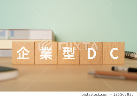 桌上放著一塊寫著「Corporate DC」字樣的木塊 125563933