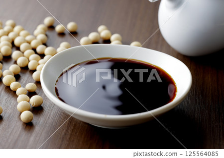 Pour soy sauce into a small plate 125564085