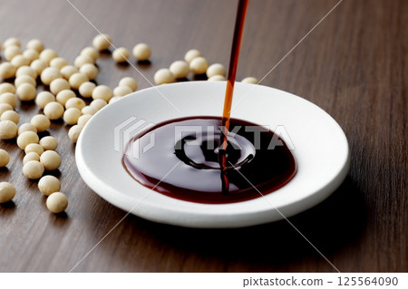 Pour soy sauce into a small plate 125564090