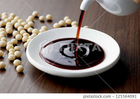 把醬油倒在一個小盤子裡 125564091