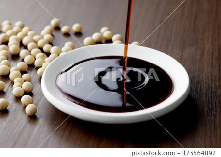 把醬油倒在一個小盤子裡 125564092