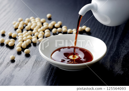 把醬油倒在一個小盤子裡 125564093
