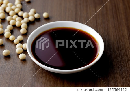 把醬油倒在一個小盤子裡 125564112