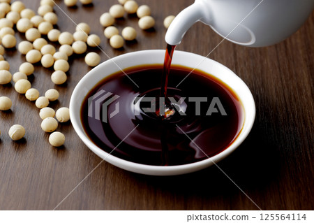 把醬油倒在一個小盤子裡 125564114