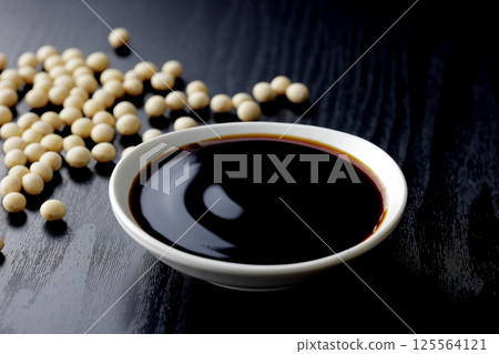 把醬油倒在一個小盤子裡 把醬油倒在一個小盤子裡 125564121