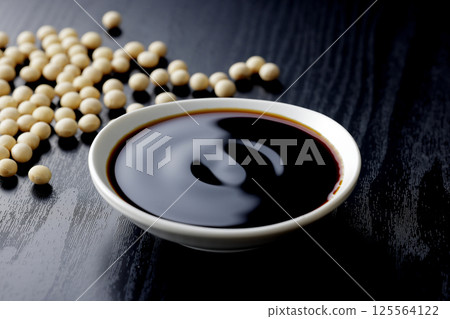 把醬油倒在一個小盤子裡 把醬油倒在一個小盤子裡 125564122