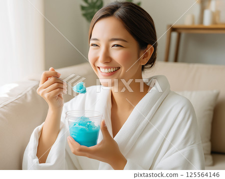一名女子洗完澡後吃刨冰 125564146