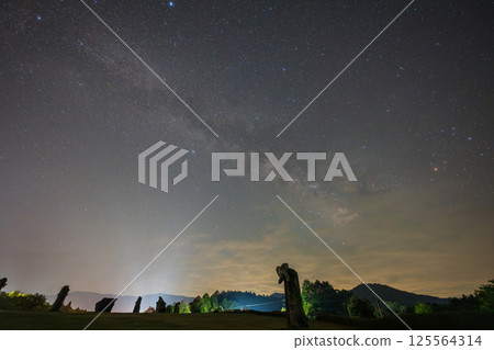 Beautiful starry sky at Ukan Jozan Park in Takahashi, Okayama Prefecture, Japan 125564314