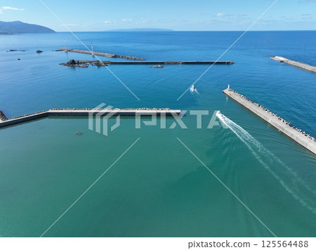 [Okushiri Island seen from the sky] Okushiri Island seen from Setana Town, Hokkaido 125564488