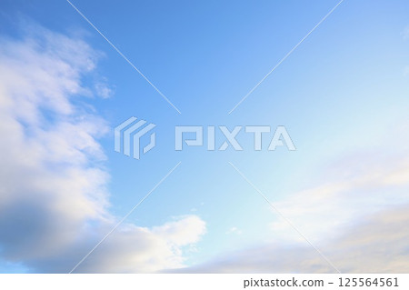 清晨藍色的天空中漂浮著白雲 清晨藍色的天空中漂浮著白雲 125564561