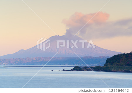 櫻島煙霧繚繞，朝霞點綴，鹿兒島風景 125564642