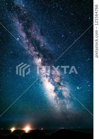 繁星點點的天空和銀河 125564766
