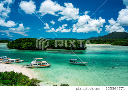 漂浮在Kawahira海灣的小船 125564771