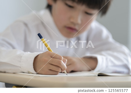 用鉛筆學習的小學生的手 125565577