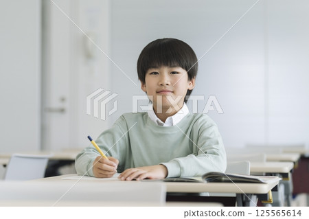 一名四年級男孩正在學習 125565614