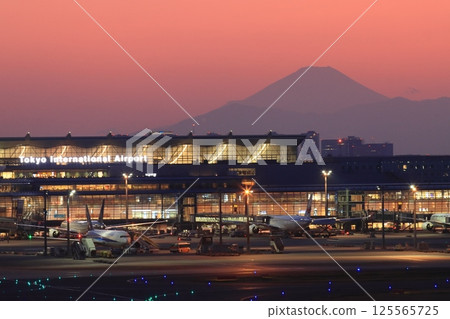 以富士山為背景的羽田機場，以及在夕陽映照下亮燈的3號航廈 125565725