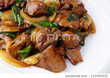 Stir-fried chicken liver 125565878