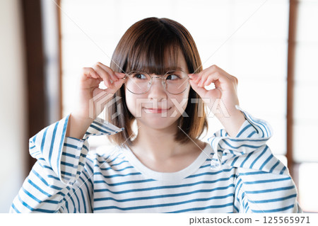 戴眼鏡的年輕女子的特寫 125565971