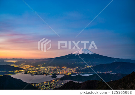 Lake Kawaguchi and Mount Fuji in Yamanashi Prefecture Lake Kawaguchi and Mount Fuji in Yamanashi Prefecture 125565998