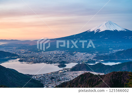 Lake Kawaguchi and Mount Fuji in Yamanashi Prefecture 125566002