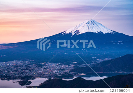 Lake Kawaguchi and Mount Fuji in Yamanashi Prefecture Lake Kawaguchi and Mount Fuji in Yamanashi Prefecture 125566004