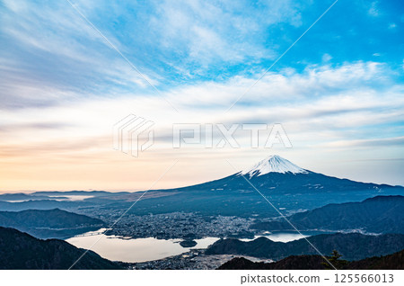 Lake Kawaguchi and Mount Fuji in Yamanashi Prefecture Lake Kawaguchi and Mount Fuji in Yamanashi Prefecture 125566013
