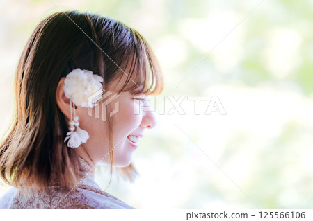 Profile of a young woman wearing a yukata 125566106
