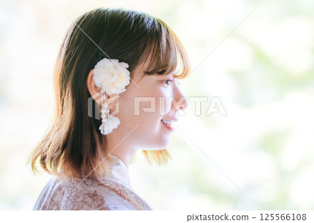 身穿浴衣的年輕女子的側面像 125566108