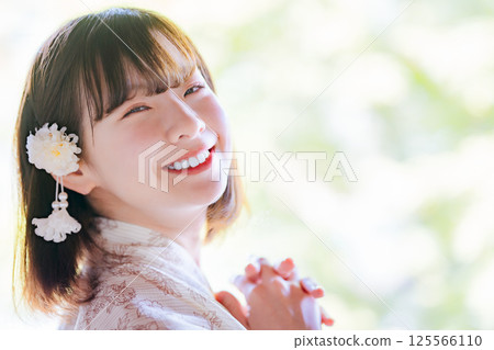 Profile of a young woman wearing a yukata 125566110