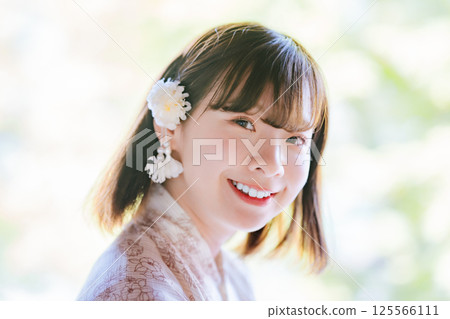 身穿浴衣的年輕女子的側面像 125566111