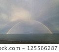 雨後天上出現的一道彩虹 125566287