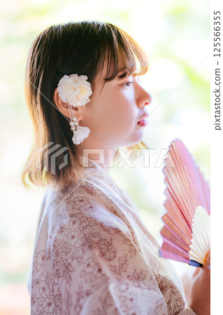 身穿浴衣的年輕女子的側面像 125566355