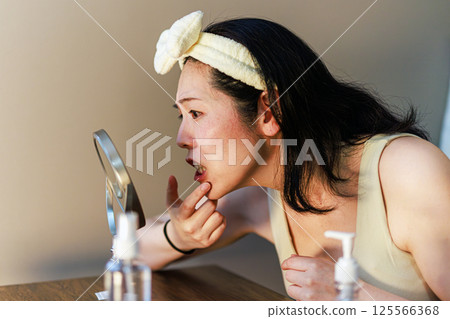 關心皮膚的中年女性 關心皮膚的中年女性 125566368