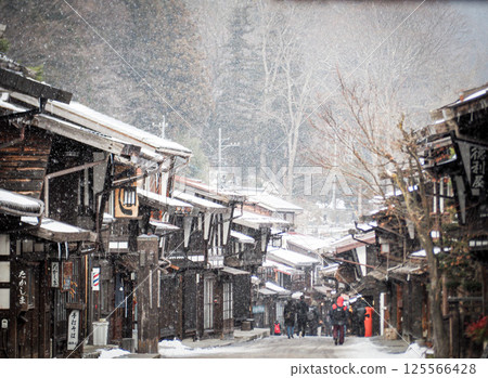 中山道奈良井宿的冬日風景 125566428