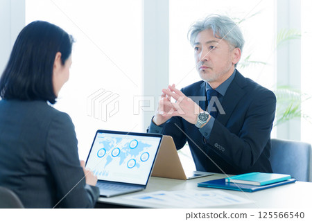 Business people meeting management 125566540