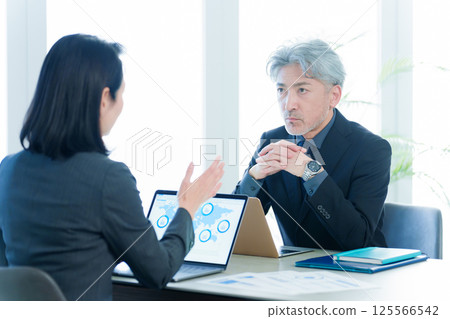 Business people meeting management 125566542