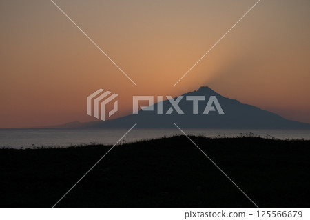 The sun setting in the shadow of Mt. Rishiri 125566879